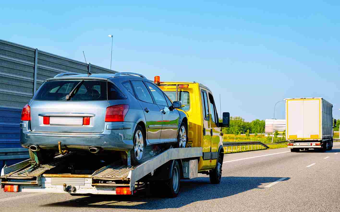 Benefits of Hook and Chain Tow Trucks